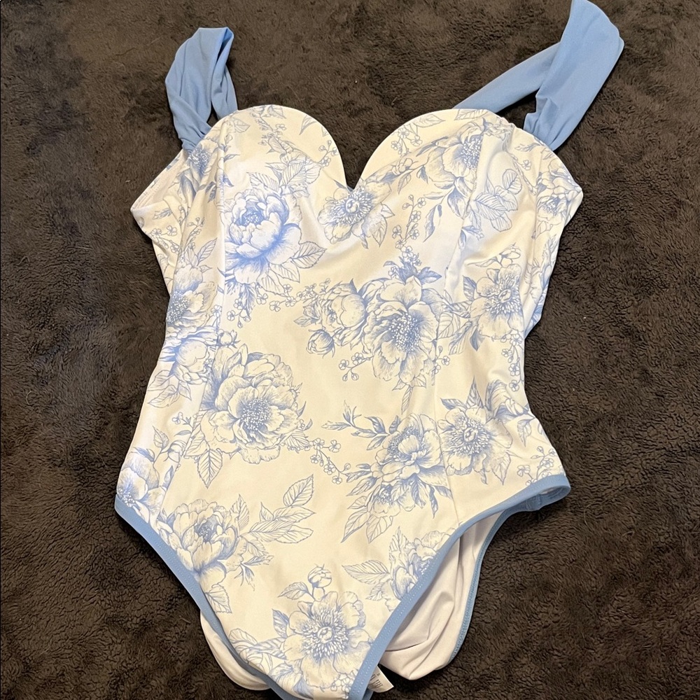 Cupshe Blue and White Floral Swimsuit